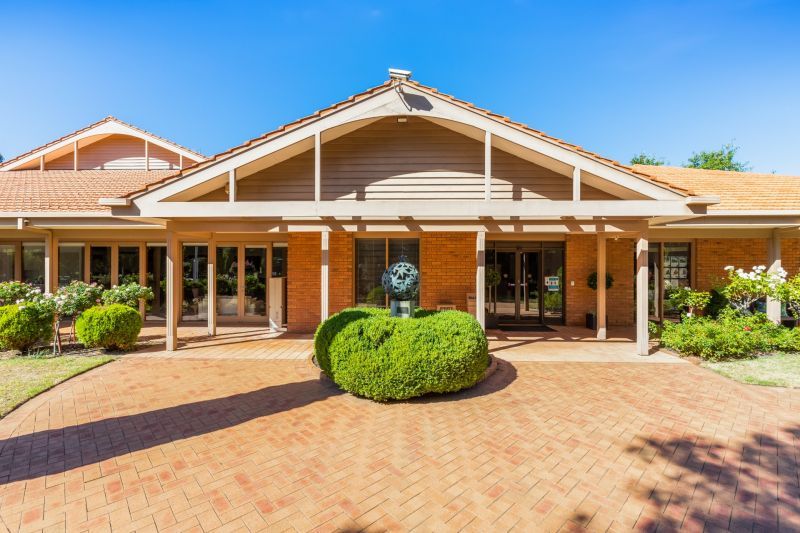 Lovely 2-bedroom villa with beautiful, landscaped gardens