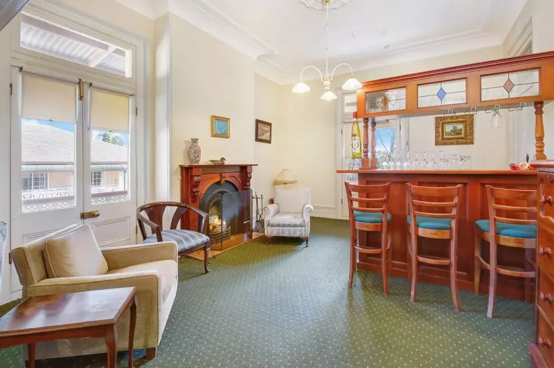 RECENTLY RENOVATED 1 BEDROOM APATMENT IN ARGUABLY NORTH SHORES MOST POPULAR RETIREMENT VILLAGE