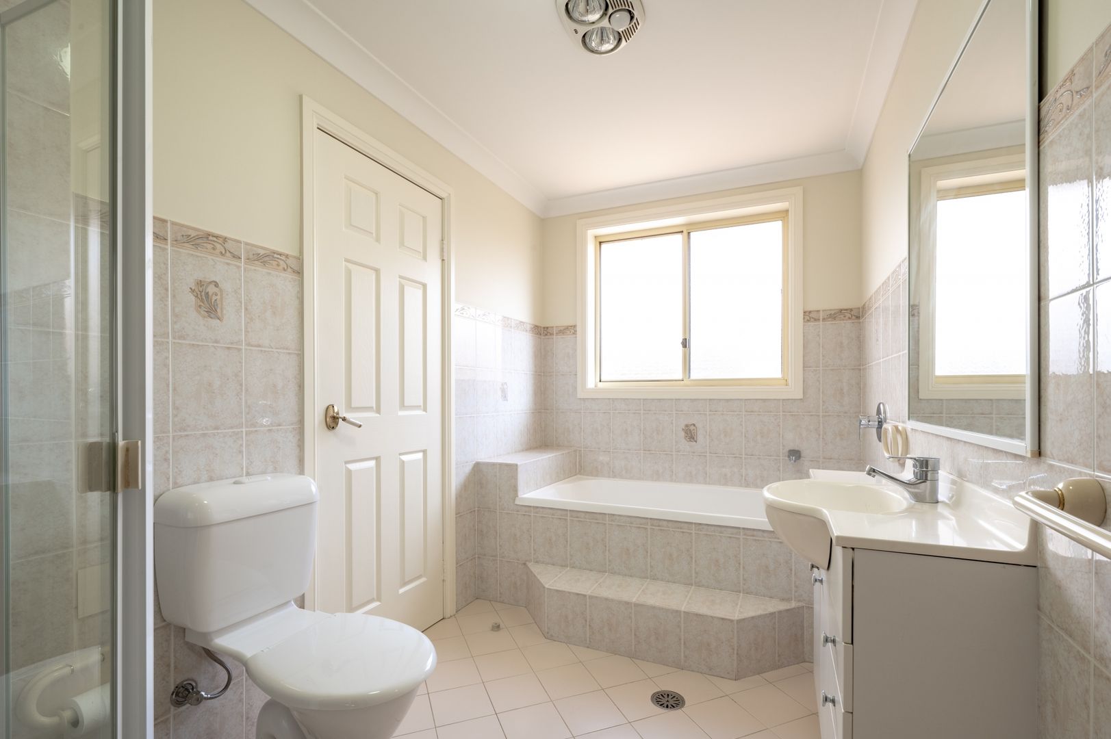 Exceptional Ground Floor unit with great floorplan!