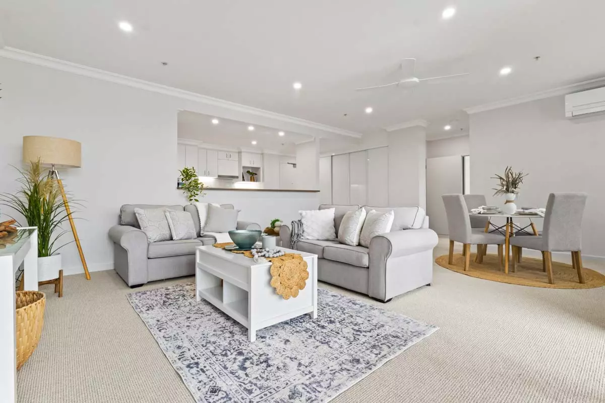 Spacious sunlit 2 Bedroom Unit With 2 Balconies