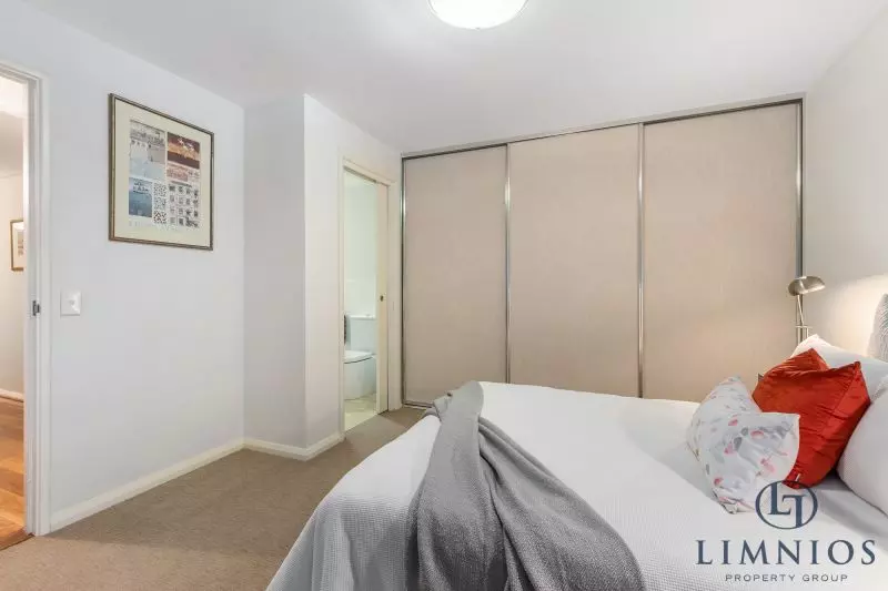 Warehouse Terrace Style Apartment With 3 Bedrooms Plus a Study!!