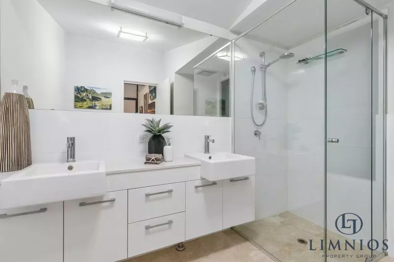 Warehouse Terrace Style Apartment With 3 Bedrooms Plus a Study!!