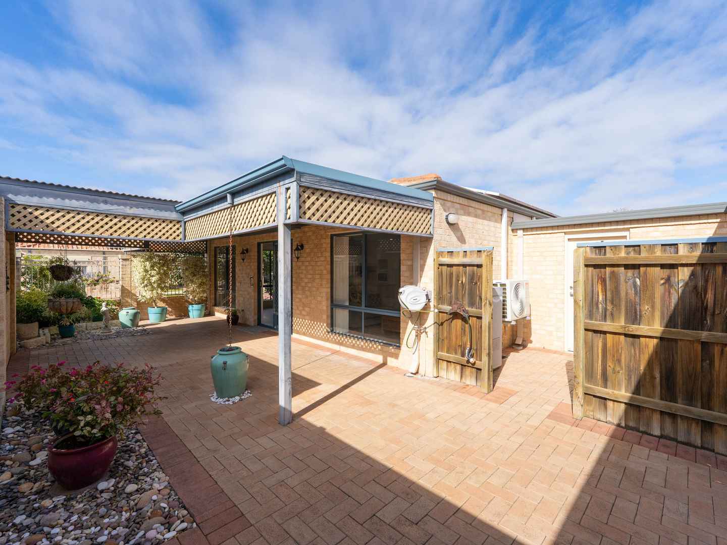 Light filled corner villa with north-facing courtyard