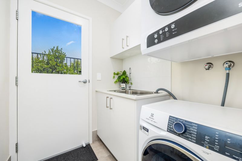 Stylish Corner Home – Extended Private Alfresco