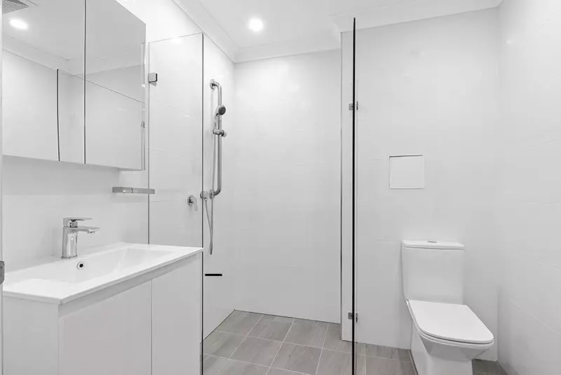 Sunny North facing studio apartment with terrace overlooking luscious green gardens.