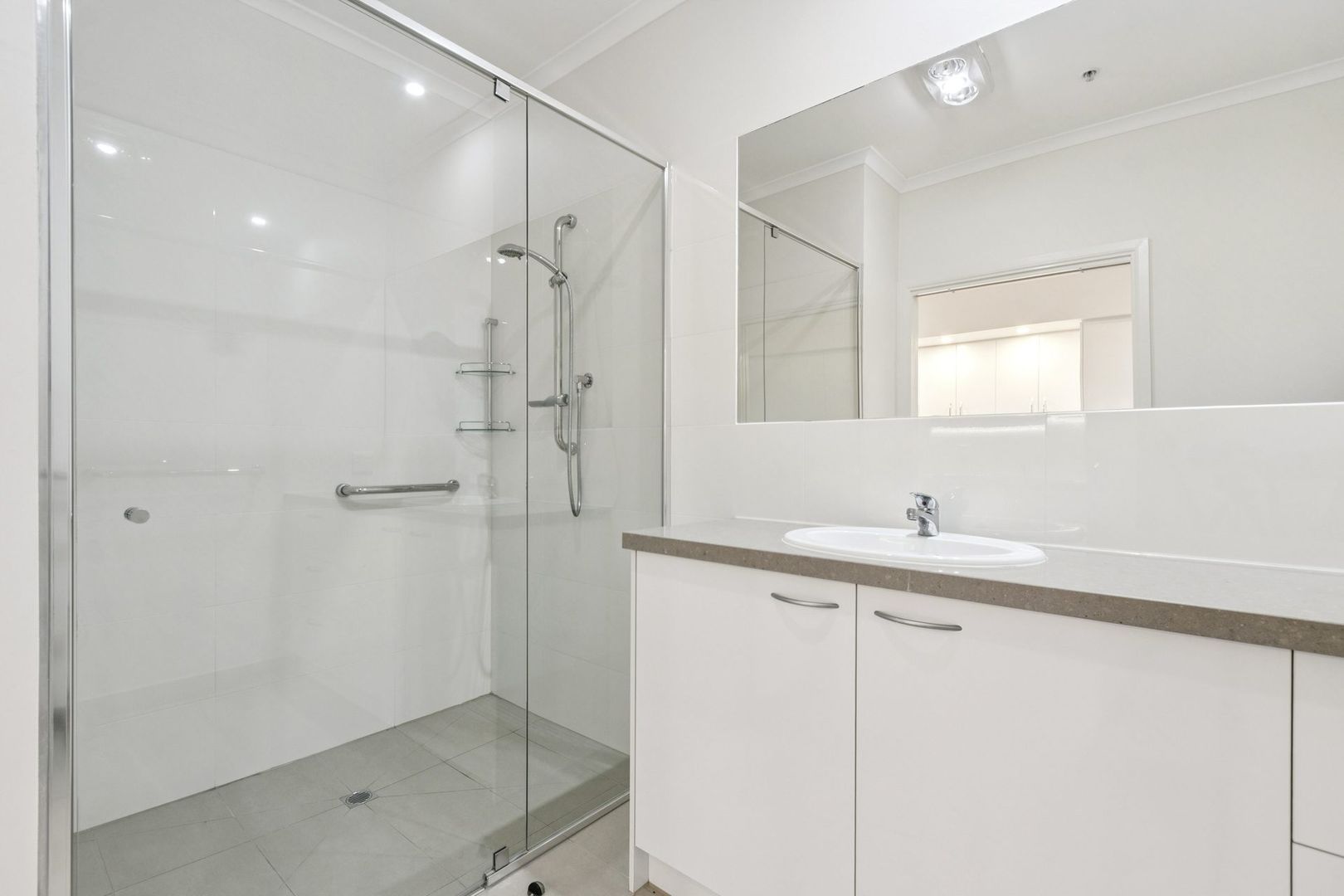 Independent studio apartment with new kitchen