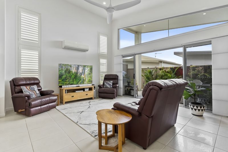 Contemporary Luxury – Exquisite Rainforest Views!