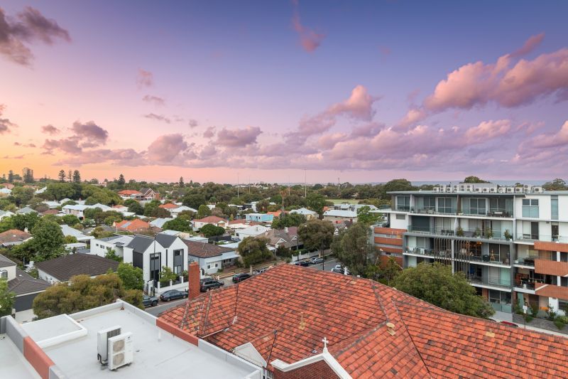 Top Floor Apartment With Views!