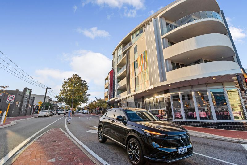 Stunning Views and Urban Lifestyle!!