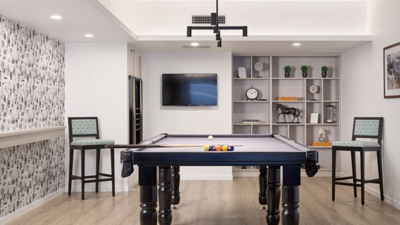 Large, bright and breezy apartment with city outlook