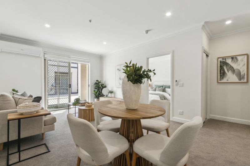 Spacious ground-floor apartment opening onto a sunny courtyard