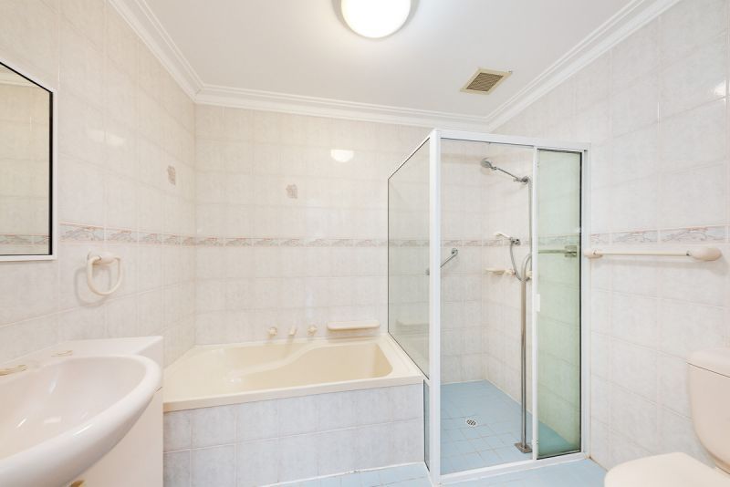 Rarely available 2 bedder in the renowned Windsor Gardens.