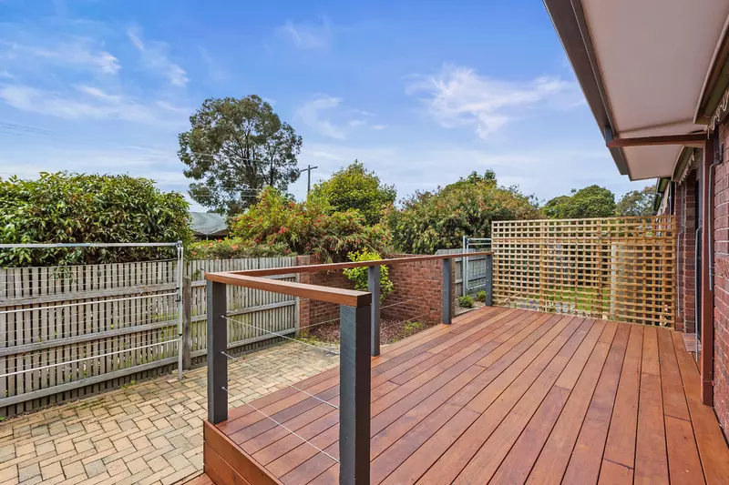 Peaceful Retreat with Garden, Deck and Spacious Garage