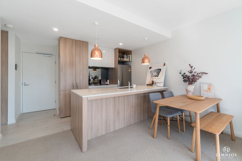 Bright Outlook and Contemporary Stylish Living!