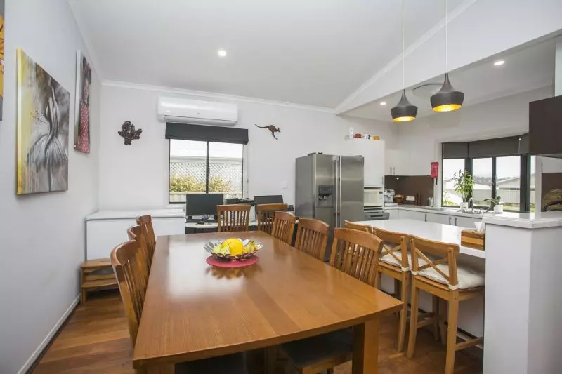 Beautifully Presented Smart Home plus Golf Buggy