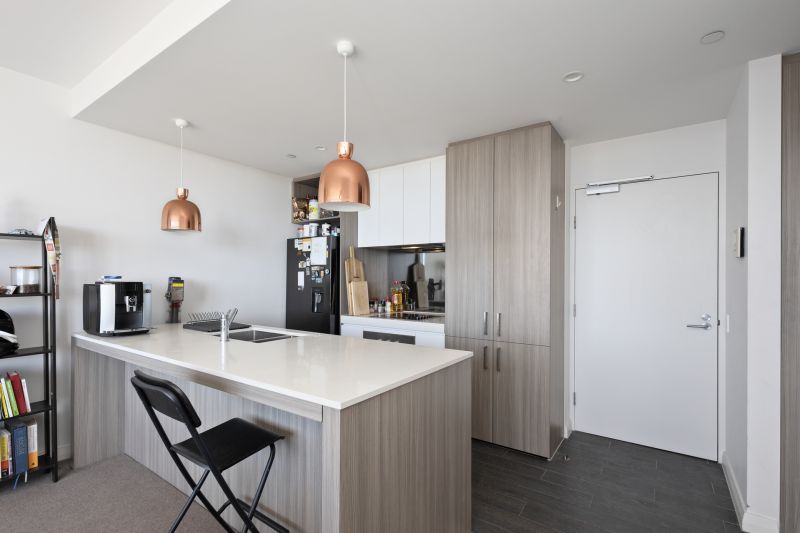 Great Location, Modern & Professional Lifestyle!