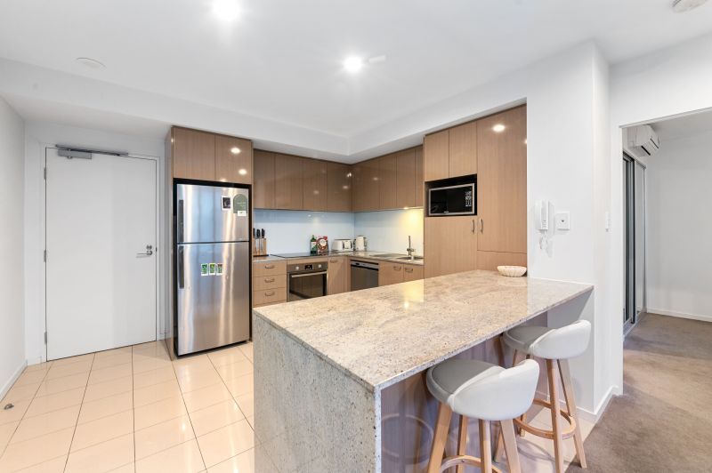 Top Floor Apartment With Spectacular Views!