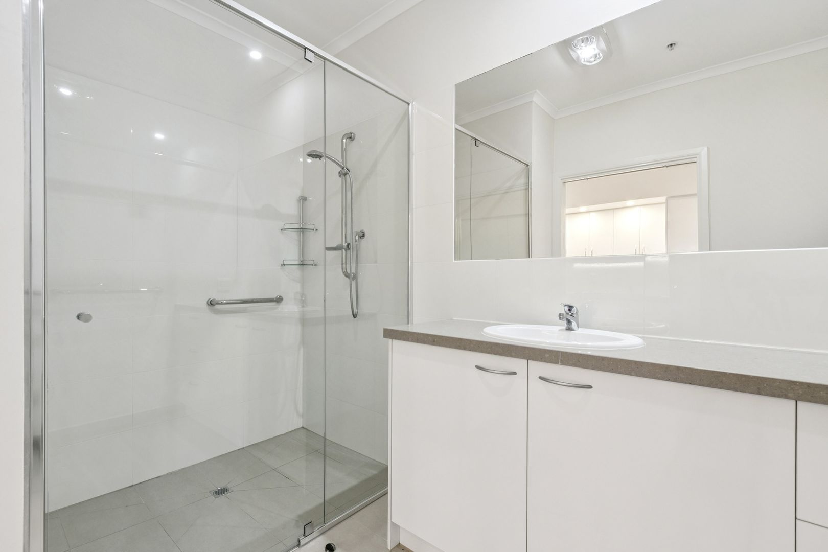 Independent studio apartment with new kitchen