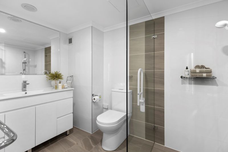 Beautifully renovated one bedroom serviced apartment with separate bedroom and ensuite plus kitchenette and terrace next to the pool area.