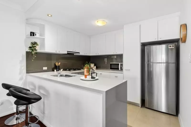 Light & Bright Living, Refurbished... See it to Believe it!!