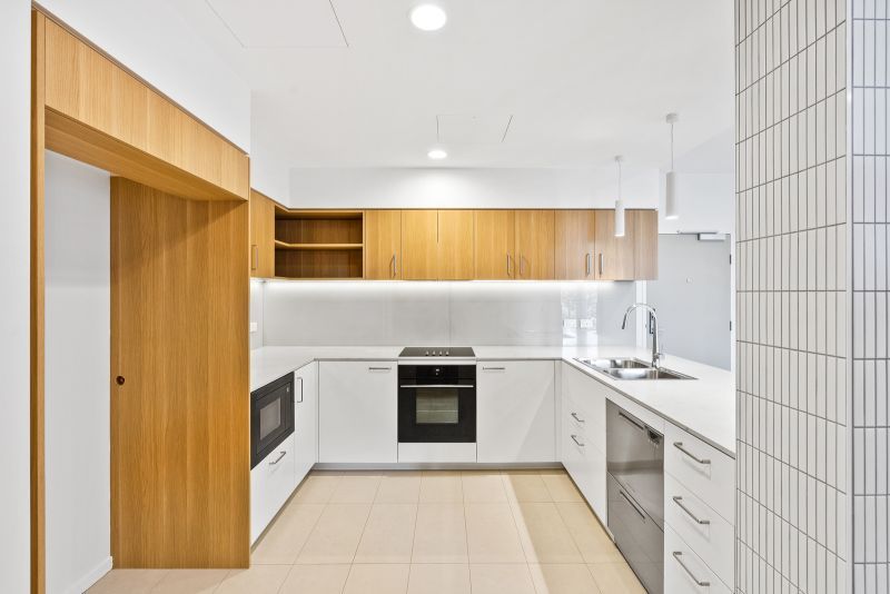 Corner north-facing apartment with spectacular Broadbeach Skyline views