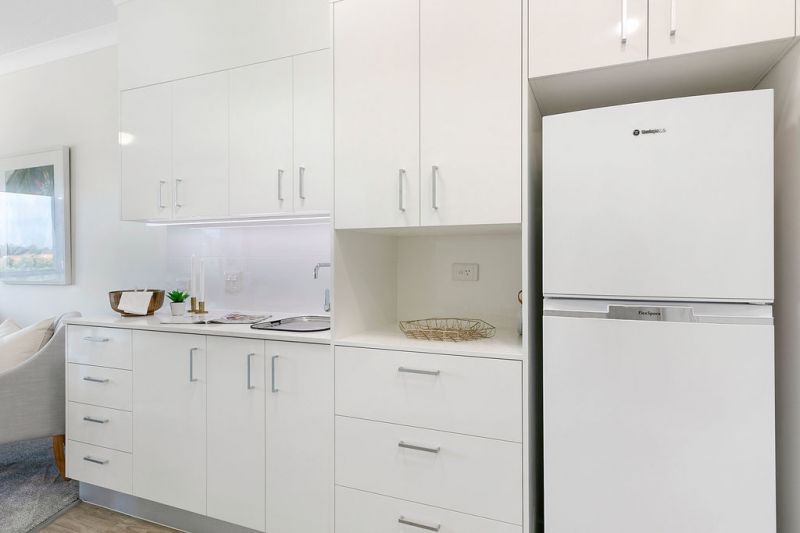 Sunny 1-bedroom apartment with beautiful community views