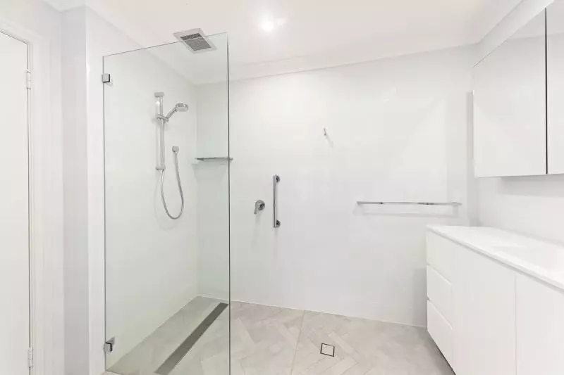 PREMIER LOCATION, NO EXPENSE SPARED RENOVATED DELIGHTFUL APARTMENT