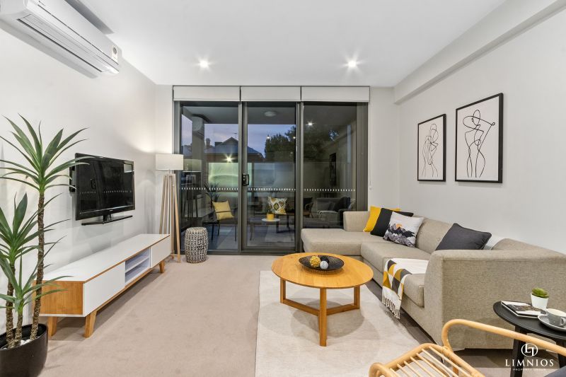 Resort Lifestyle On The City Fringe!