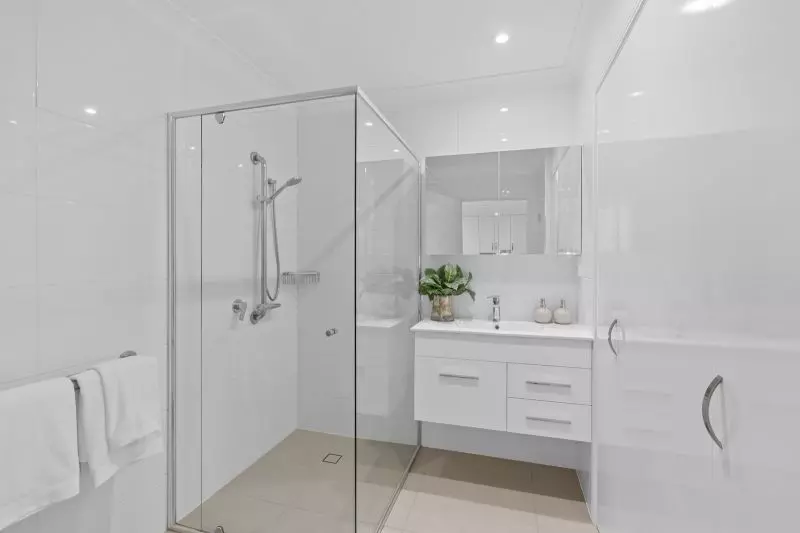 Top-level one-bedroom serviced apartment by the bay