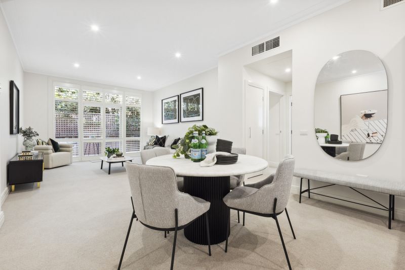 Fully refurbished ground floor apartment available now!