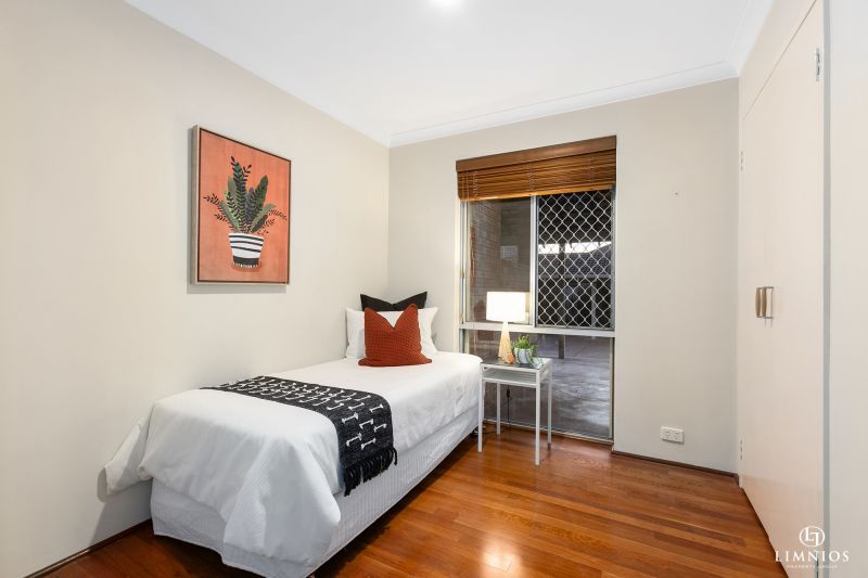 Spacious end villa with massive yard!