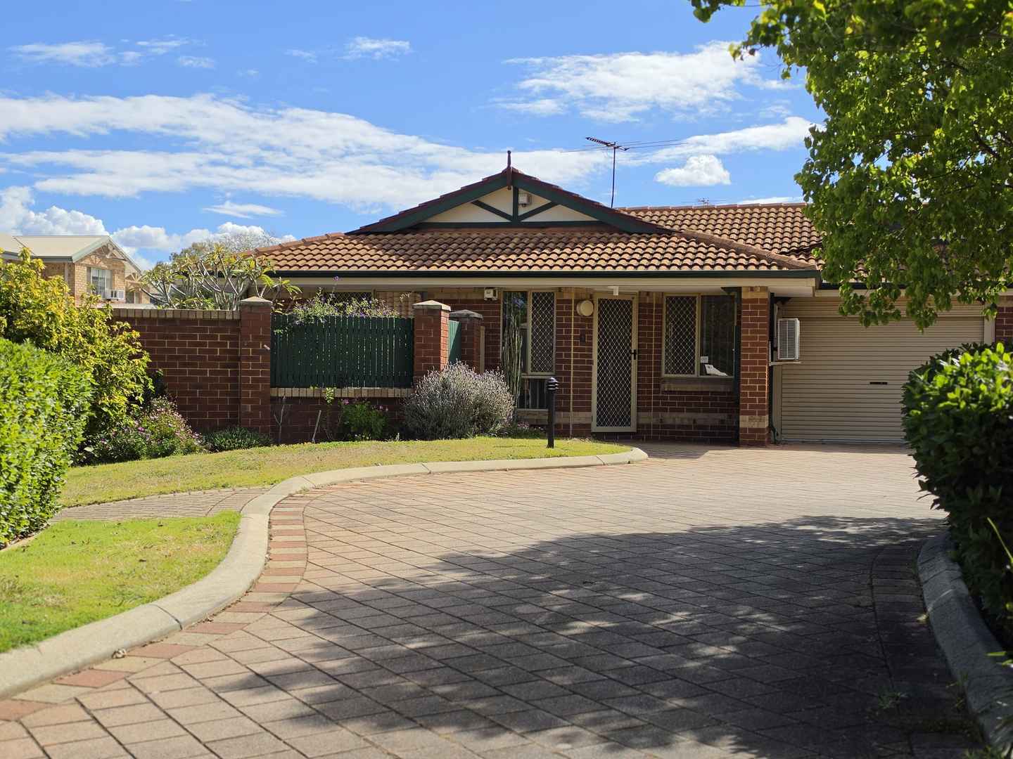 Welcoming two bedroom Vila - Perfect location in Bentley (refurbished before settlement)