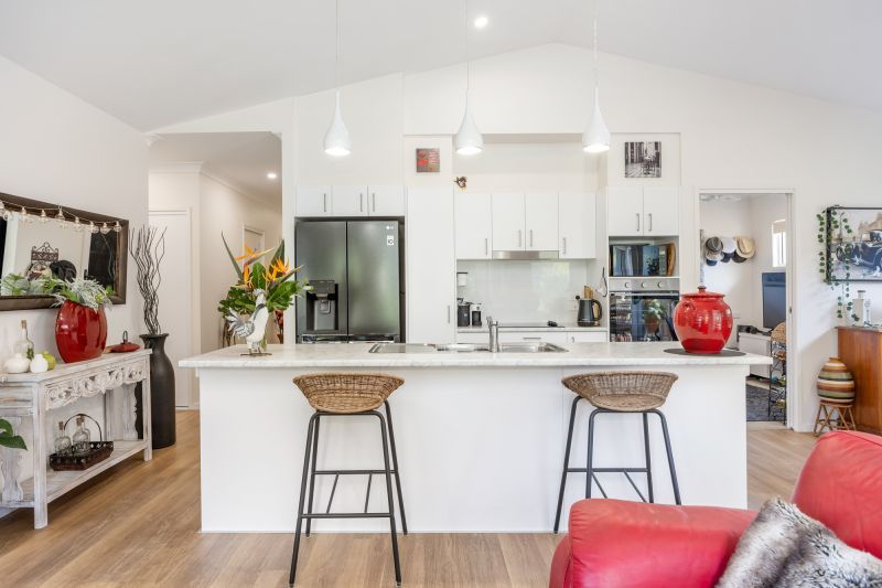 Vibrant Modern Home – Carefree Alfresco Living!