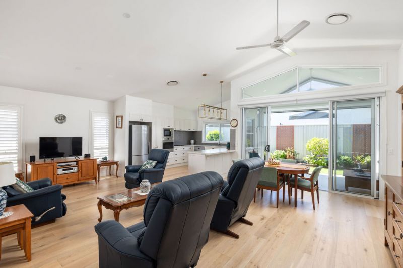 Elegant Three-Bedroom Retreat - Sunlit Alfresco Living!