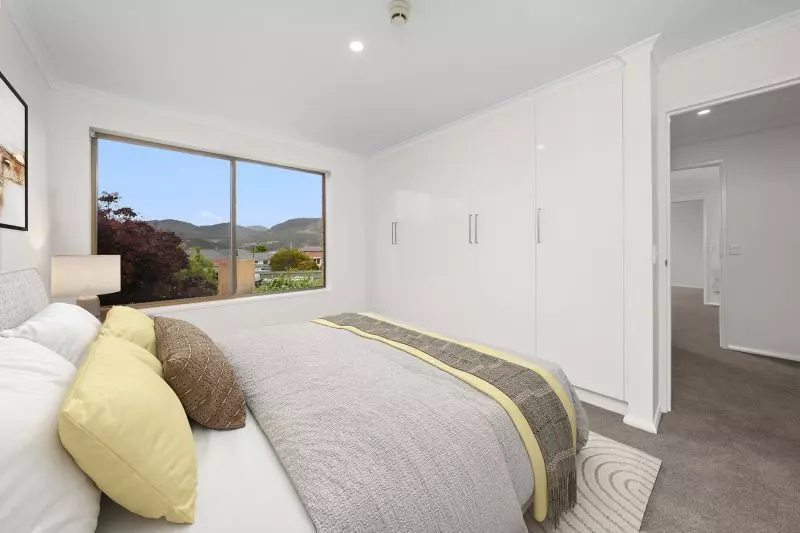 Two-bedroom apartment with water glimpses of Derwent river