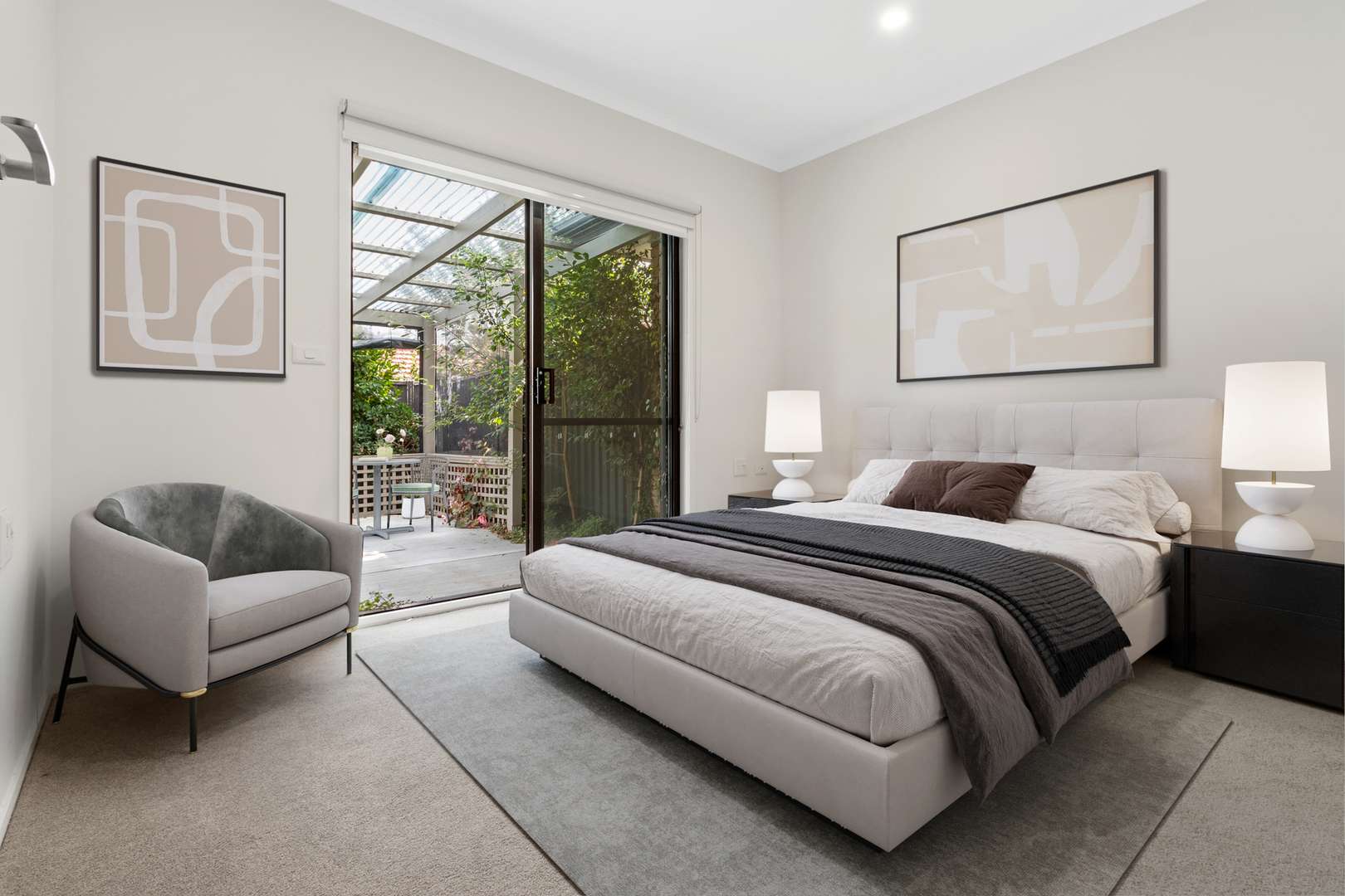Charming 2-bedroom villa with a private backyard & an outdoor pergola