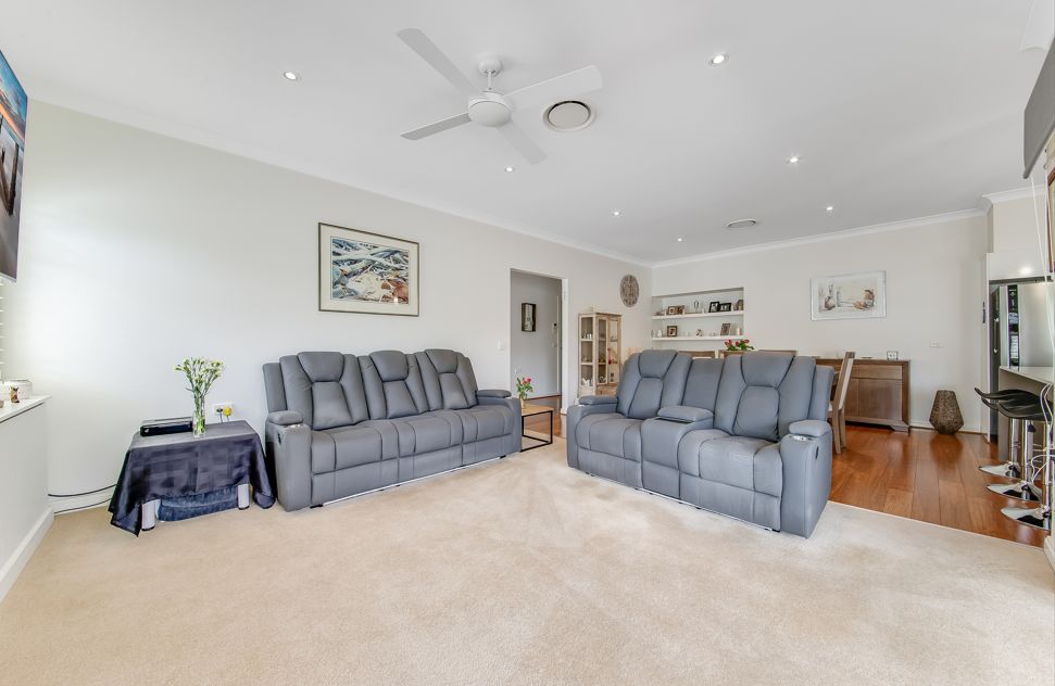 Bright and Breezy - beautifully manicured home