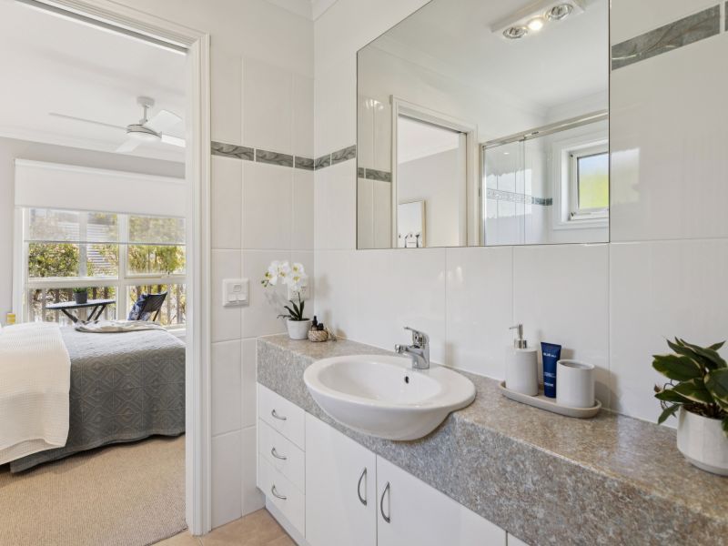 Spacious, light-filled 2br unit with bay windows & garden views