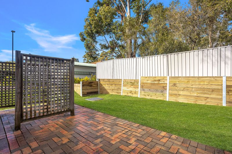 Light-filled Villa with Fresh Style and Lakeside Living