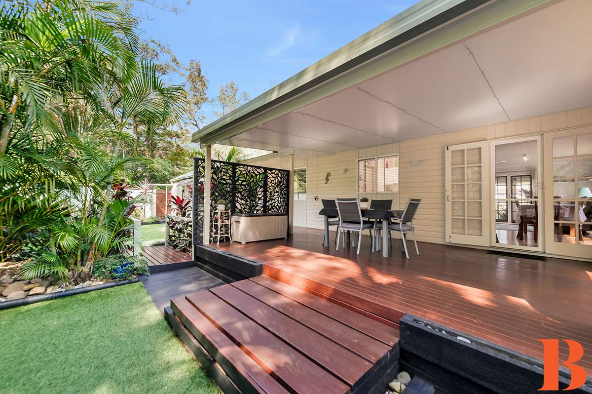 Best at Broadlands - Ultra Private Tranquil Garden - Superbly Spacious Residence - 3 Bedrooms Plus !