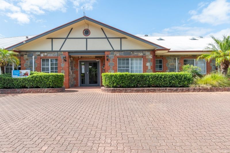Lovely, bright apartment with entry to courtyard