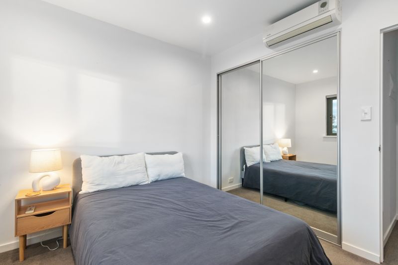 Top Floor Apartment With Views!