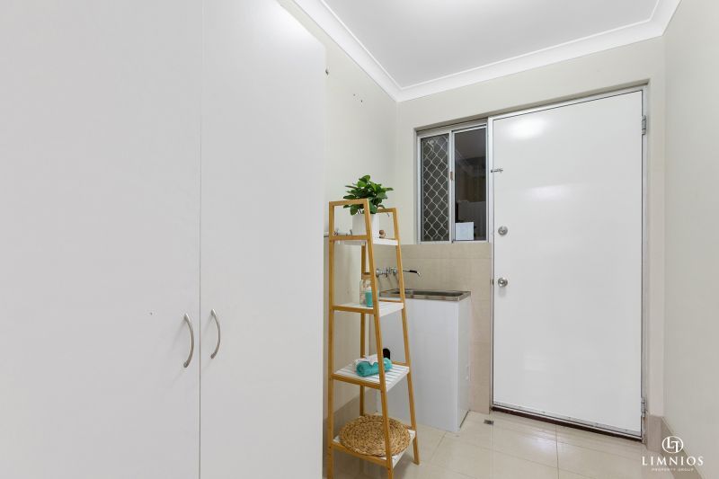 Spacious end villa with massive yard!