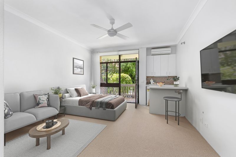 Easy living in this sun filled, ground floor garden apartment.