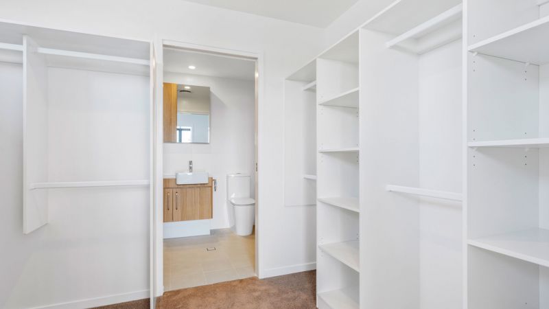 Large, bright and breezy apartment with city outlook