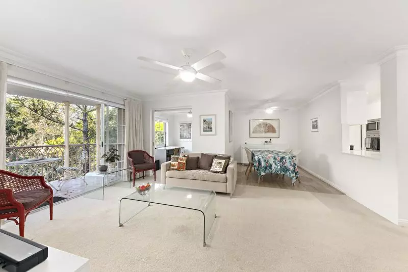 PREMIER LOCATION, NO EXPENSE SPARED RENOVATED DELIGHTFUL APARTMENT