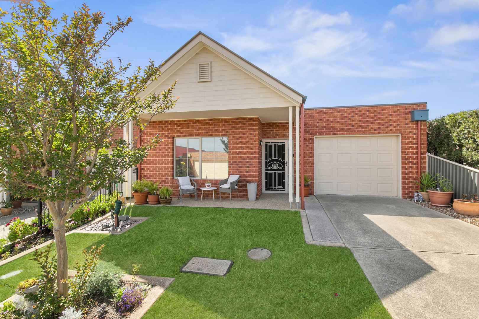 Renovated 2 Bedroom Villa with Views over Geelong