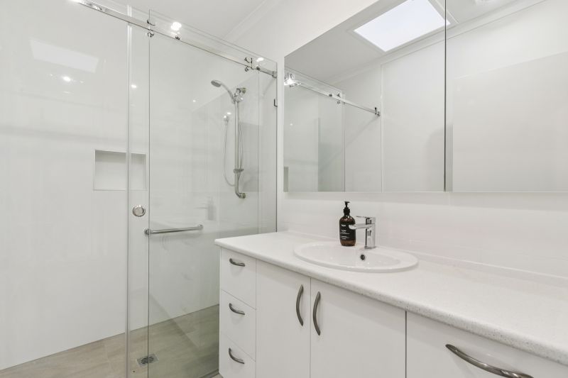 Newly refurbished 2-bed unit with open-plan kitchen