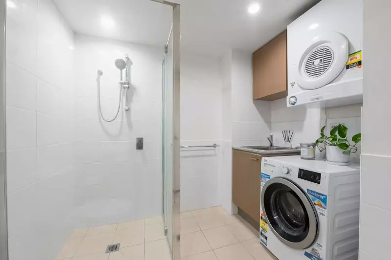 Top Floor Apartment With Spectacular Views!