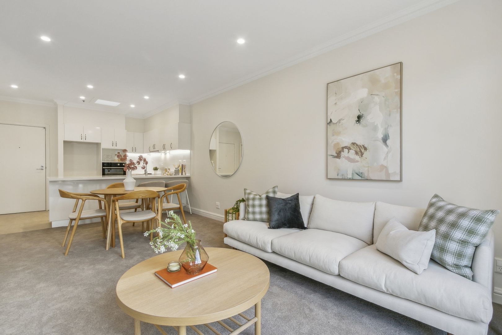 Double balcony apartment overlooking the garden